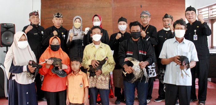 ENTASKAN KEMISKINAN EKSTREM, BANTUAN AYAM DIBAGIKAN KE WARGA